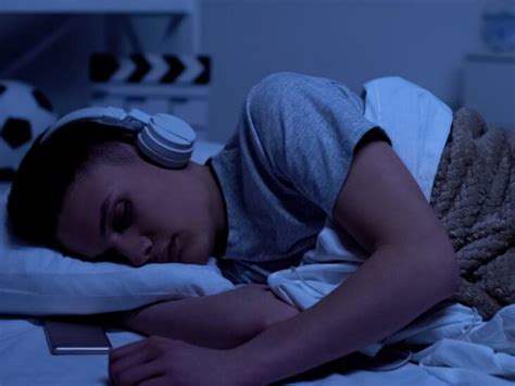 Is it bad to listen to music while sleeping? Let’s discuss the effects of white noise versus music on sleep quality.